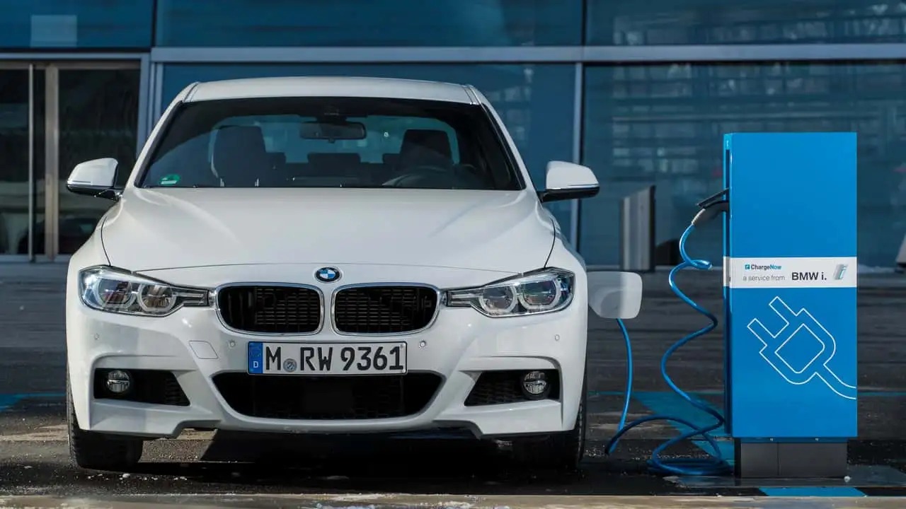 BMW Recalls Nearly 30,000 PHEVs in US Due to Fire Risk Linked to Starter Motor