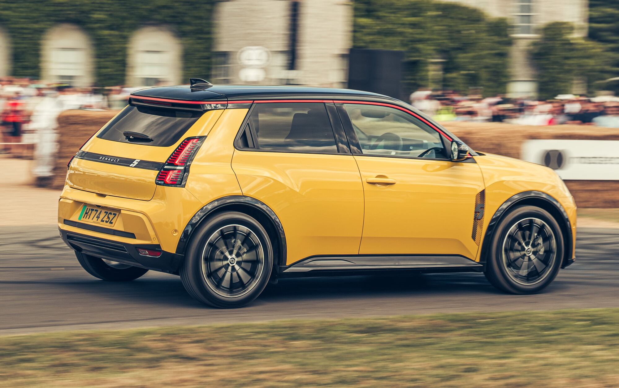 Renault Returns to Profit Amid Growing Competition and Strong EV Sales