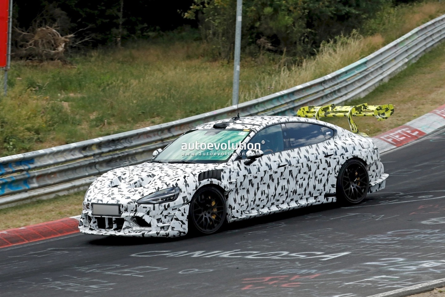 New Xiaomi SU7 Ultra Extreme Spied – A Track-Focused Beast with Over 2000 HP