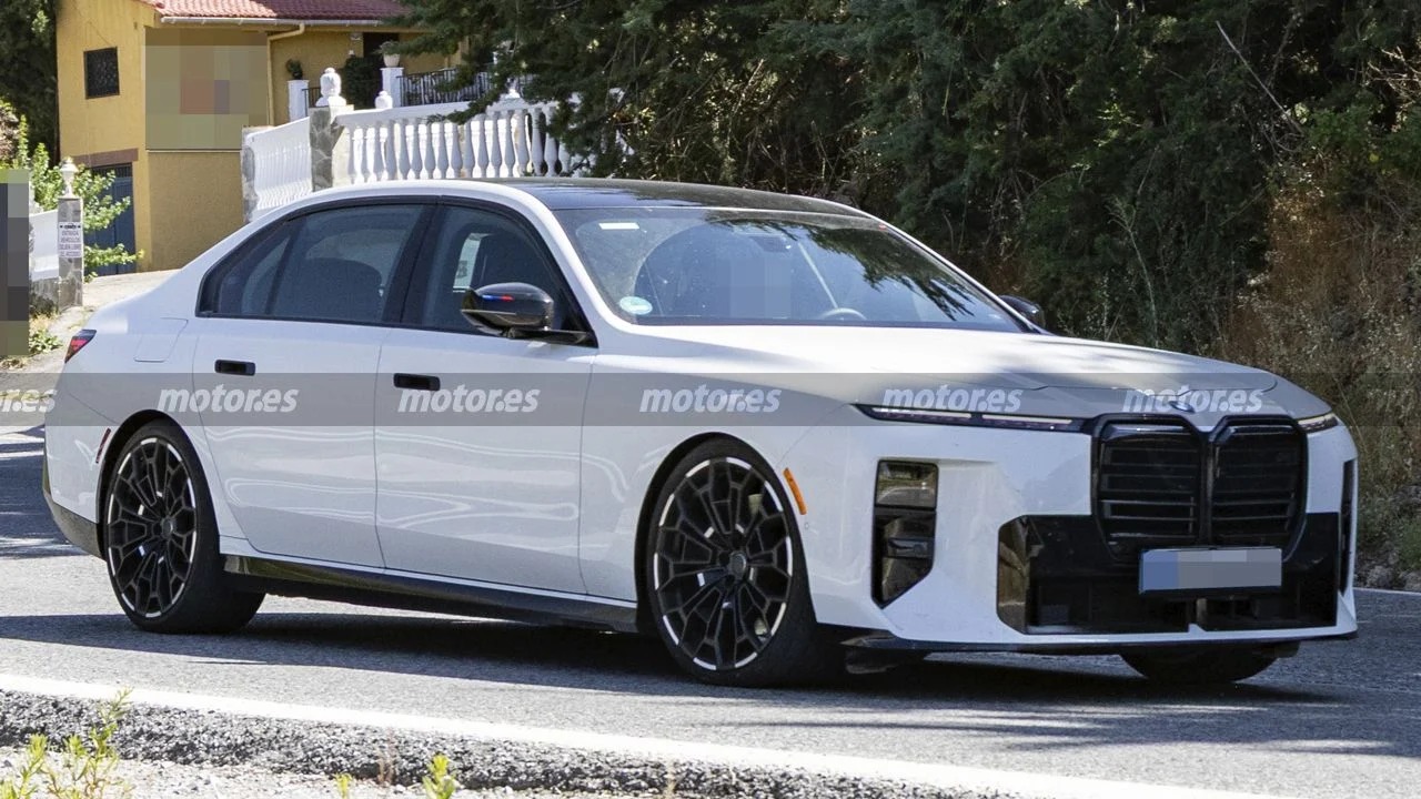 BMW Prepares New Petrol-Powered M760 for Next-Gen 7 Series