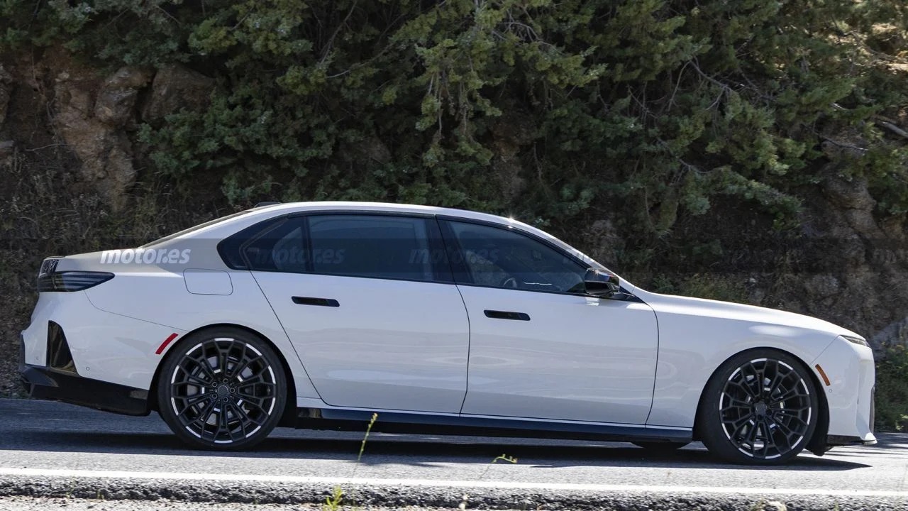 BMW Prepares New Petrol-Powered M760 for Next-Gen 7 Series