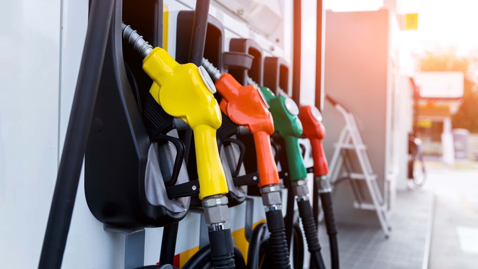 US Drivers Shift Away From Premium Gasoline Amid Rising Prices