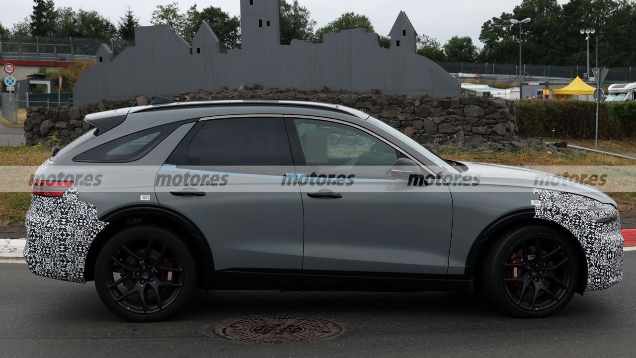 Genesis GV70 Hybrid Spotted Without Camouflage, Shows Major Design Update