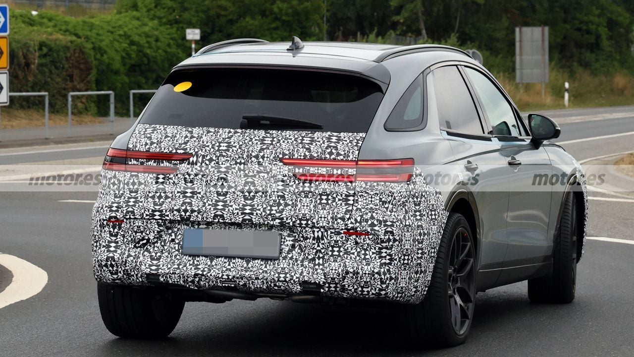 Genesis GV70 Hybrid Spotted Without Camouflage, Shows Major Design Update