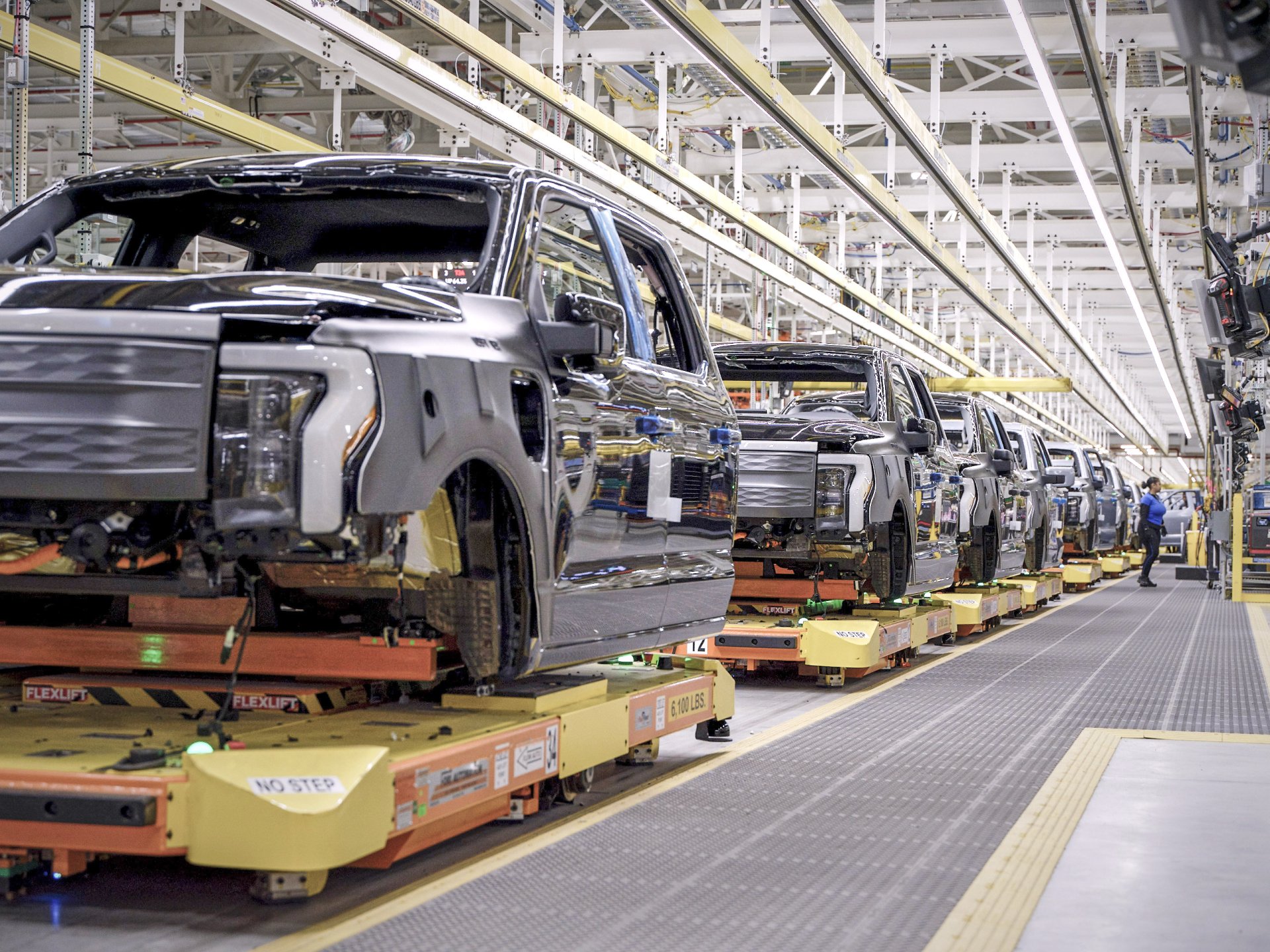 Ford CEO Warns Chinese Automakers Will Enter U.S. Market by 2036