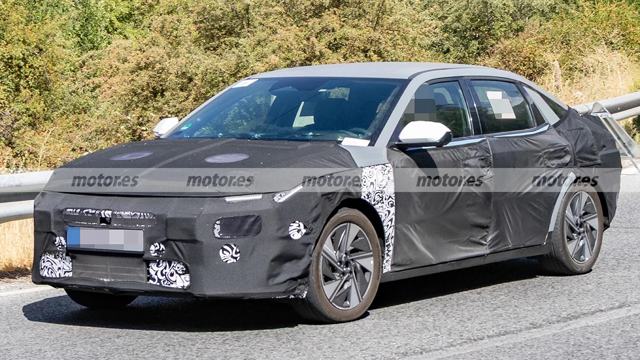 Hyundai Elantra 2027 Spotted in Europe Ahead of Global Launch