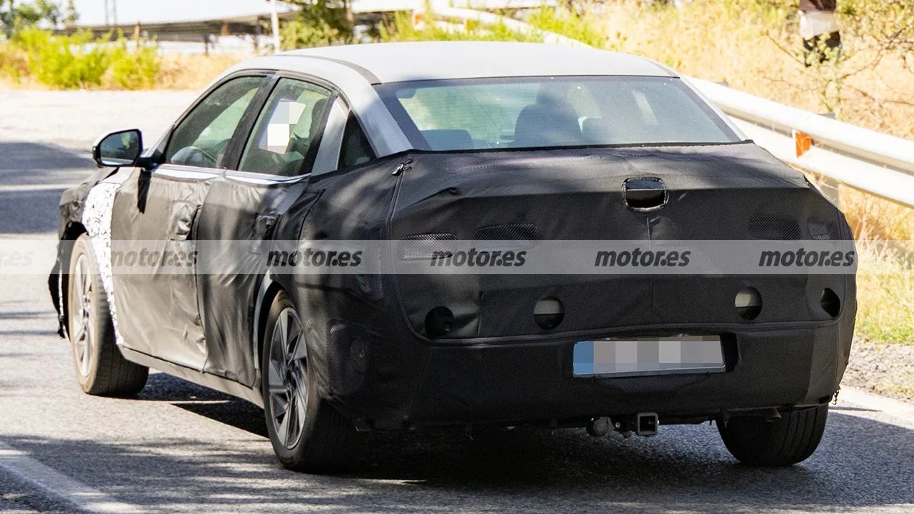 Hyundai Elantra 2027 Spotted in Europe Ahead of Global Launch