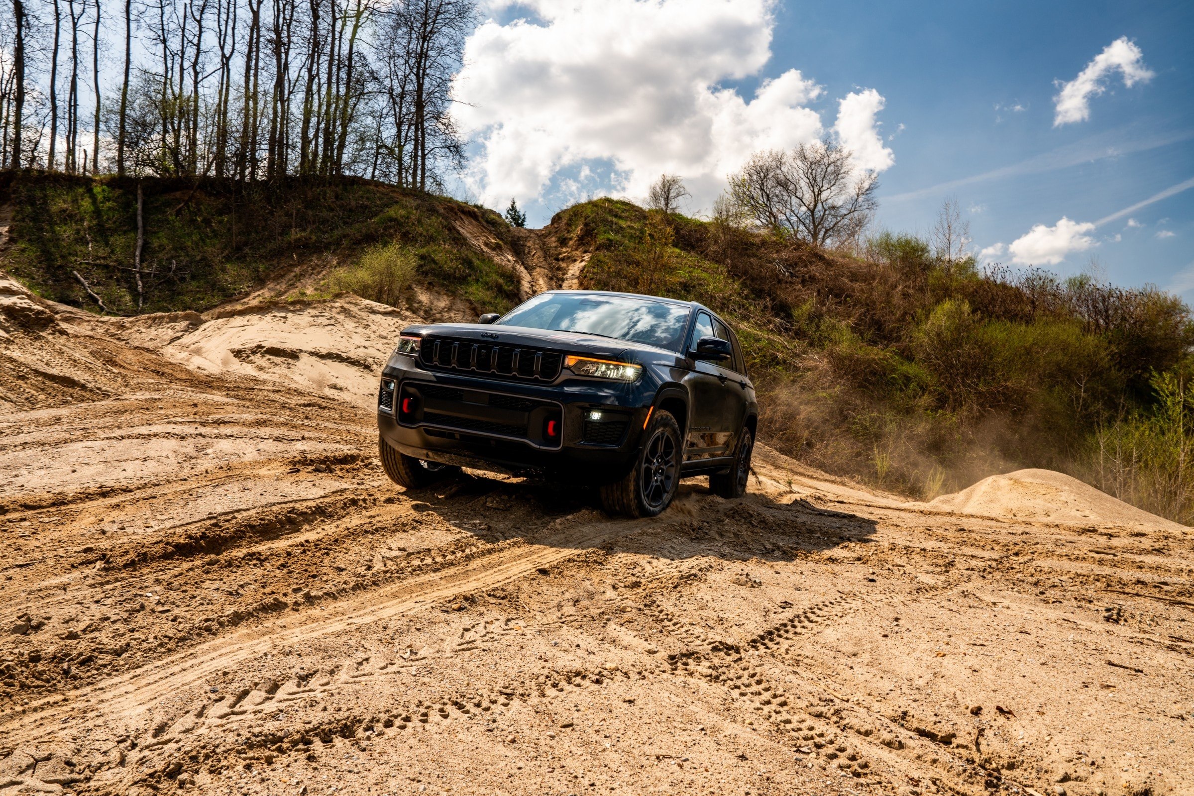 Jeep Expands 2027 Grand Cherokee Lineup with Three New Trims and Trailhawk Featuring Hurricane I4 Engine