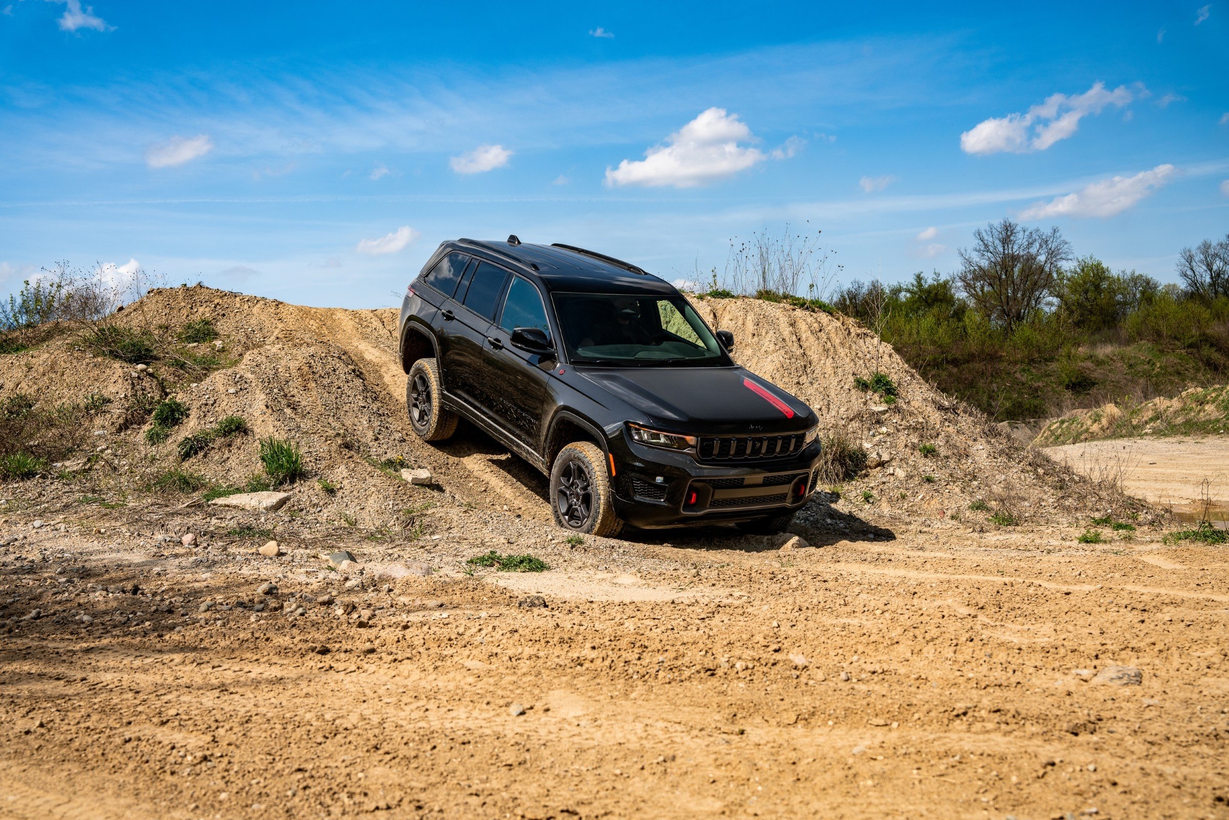 Jeep Expands 2027 Grand Cherokee Lineup with Three New Trims and Trailhawk Featuring Hurricane I4 Engine