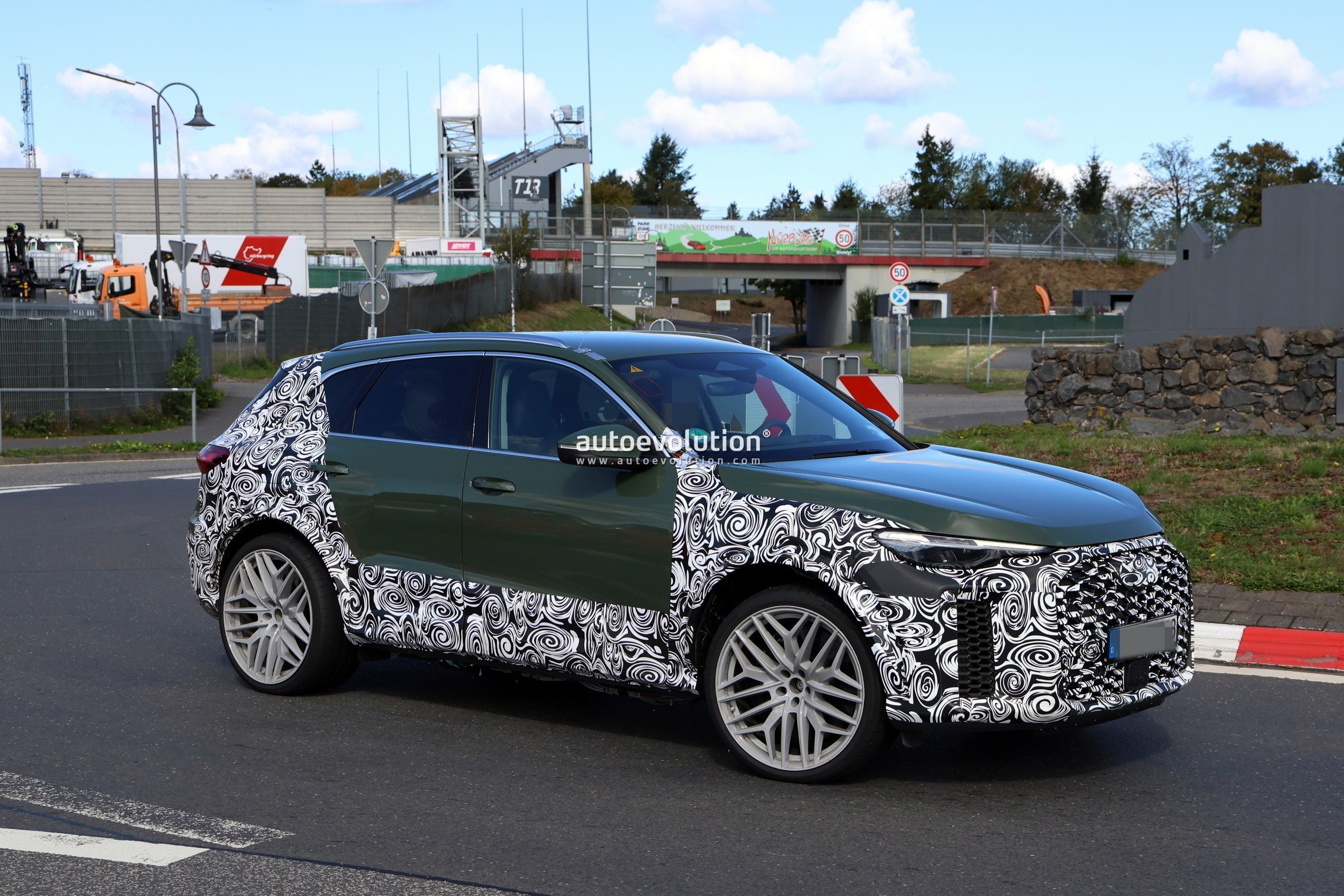 Audi RS Q5 and RS Q5 Sportback Spotted with New Design and Electrified Powertrain