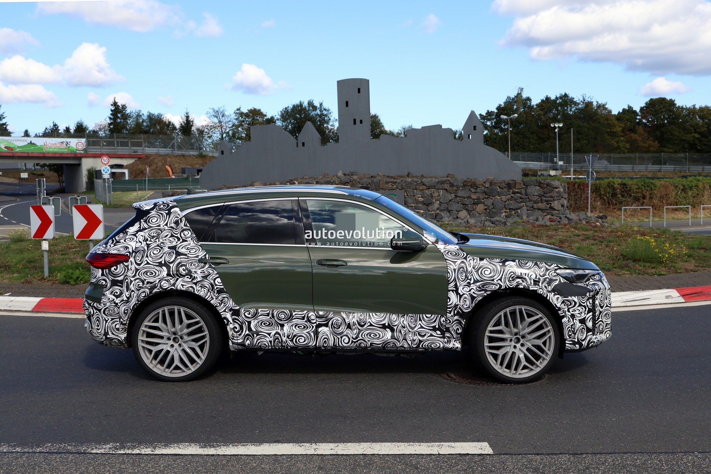 Audi RS Q5 and RS Q5 Sportback Spotted with New Design and Electrified Powertrain