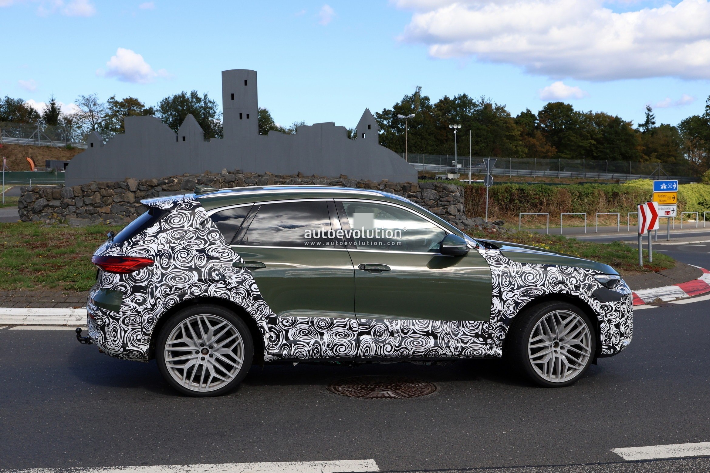 Audi RS Q5 and RS Q5 Sportback Spotted with New Design and Electrified Powertrain