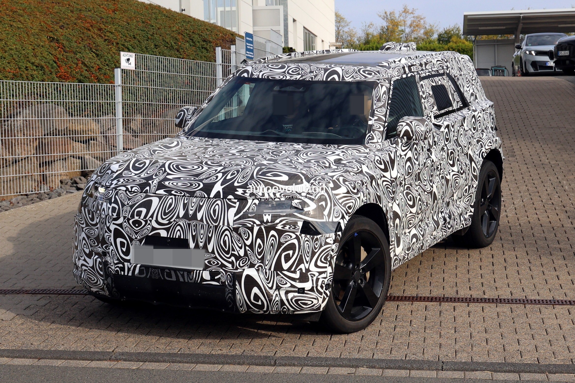 Land Rover Prepares “Baby” Defender to Rival Mercedes’ Mini G-Class