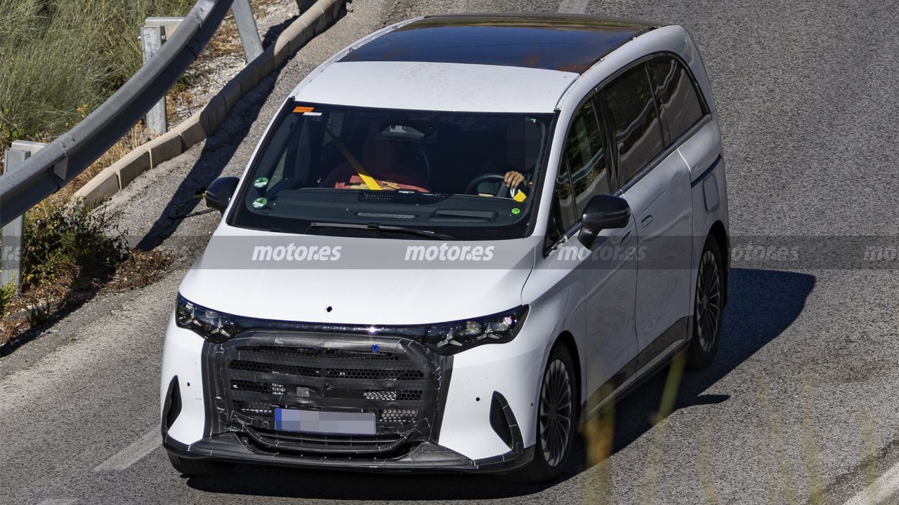 Mercedes VLE Hybrid Caught Testing, Launch Expected in 2027
