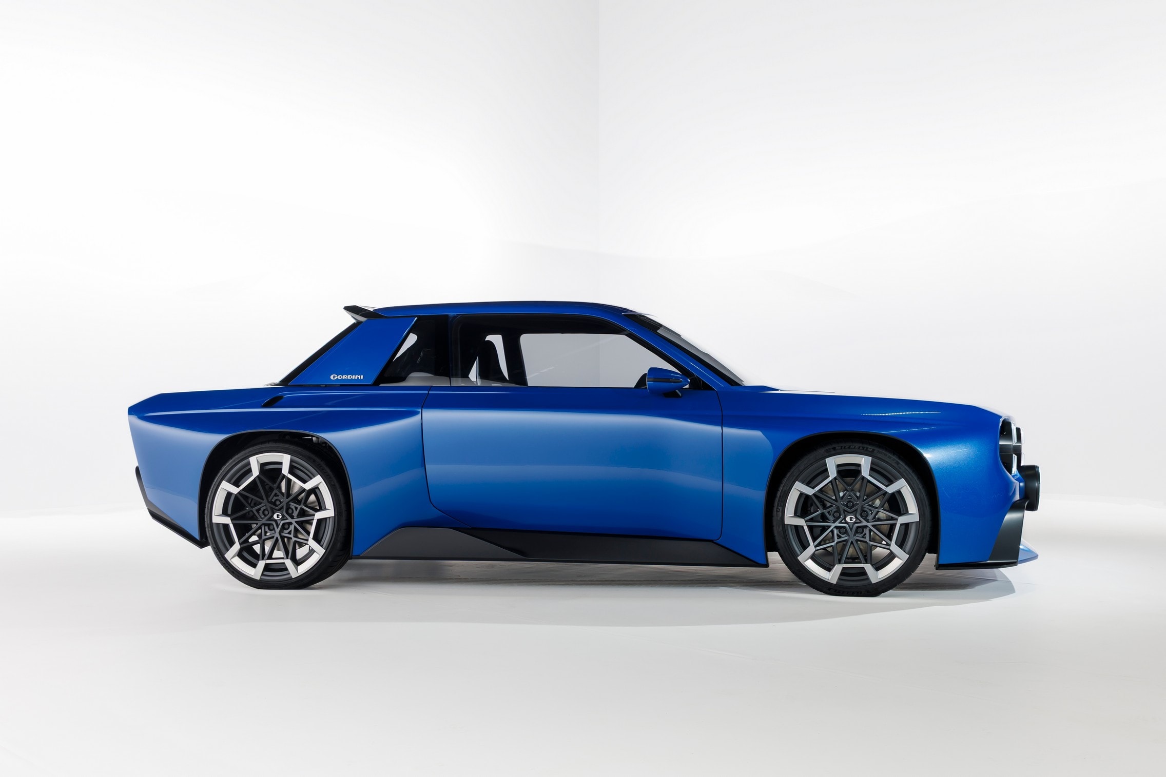 Renault Unveils Fully Electric 8 Gordini Concept with Retro Style and 270 Horsepower