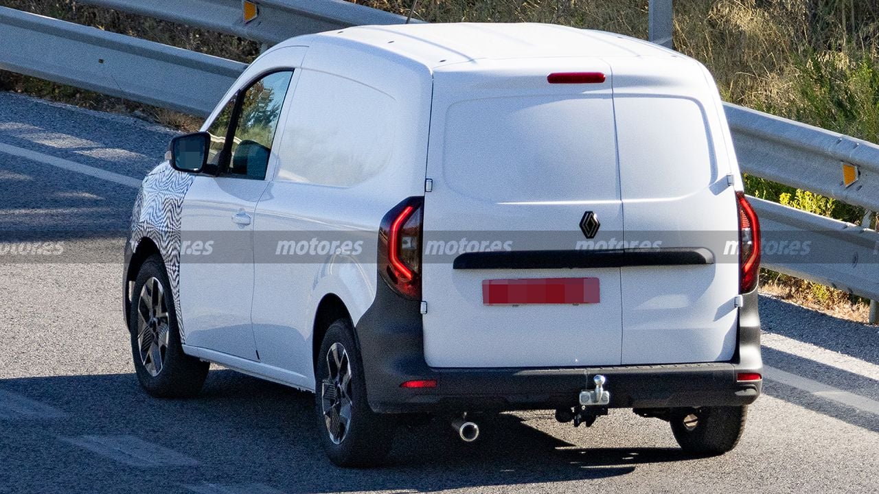 Renault Kangoo 2027 Facelift Spied with Front-End Updates