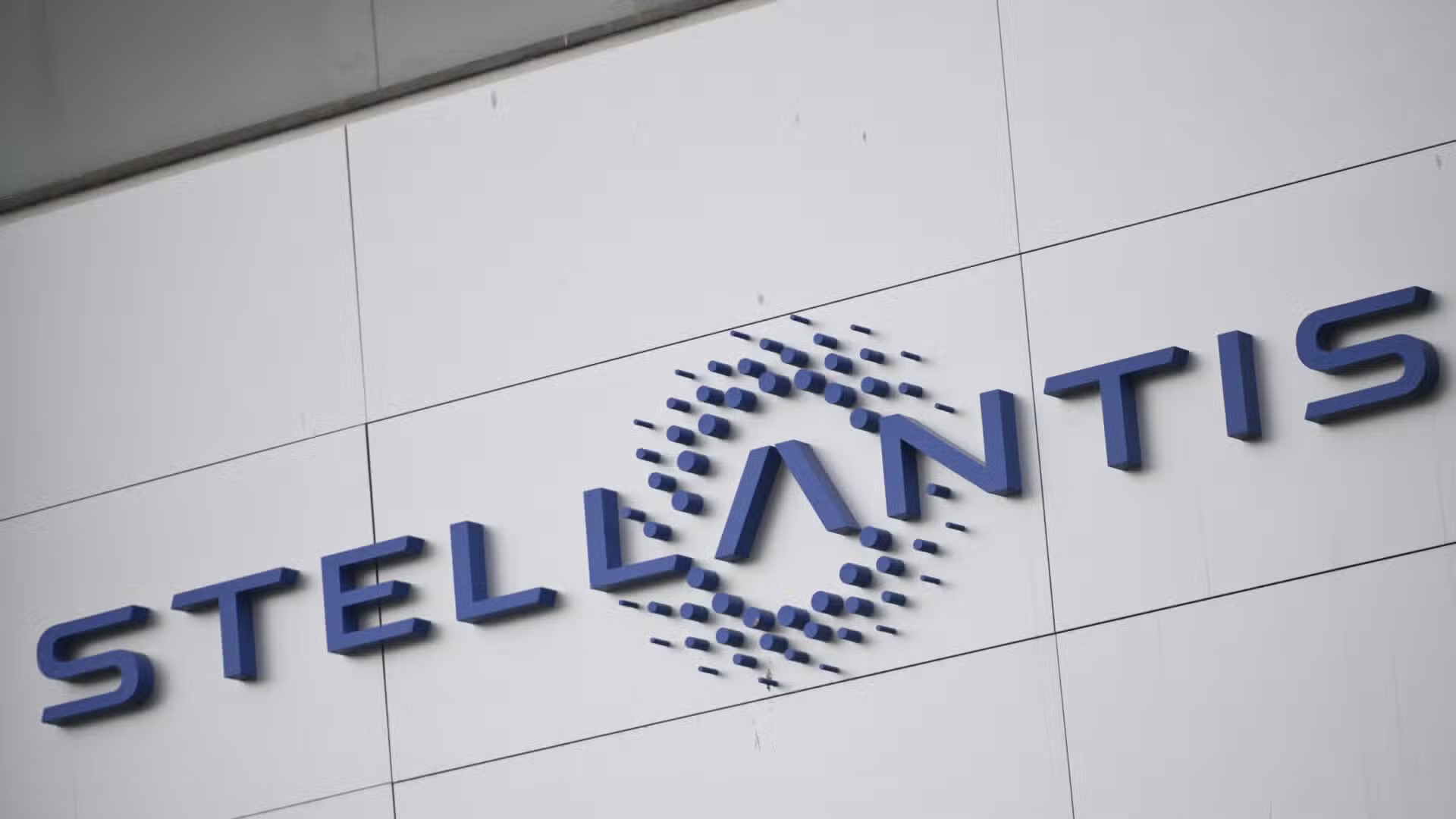 Stellantis Shares Climb Over 2% Amid Ongoing Corporate Restructuring