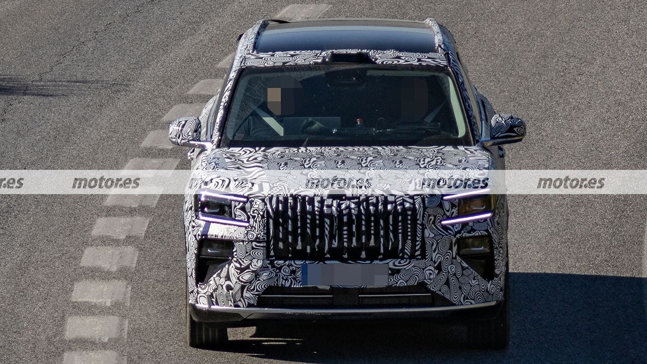 Zeekr 8X PHEV Spied Testing in Europe Ahead of 2027 Launch