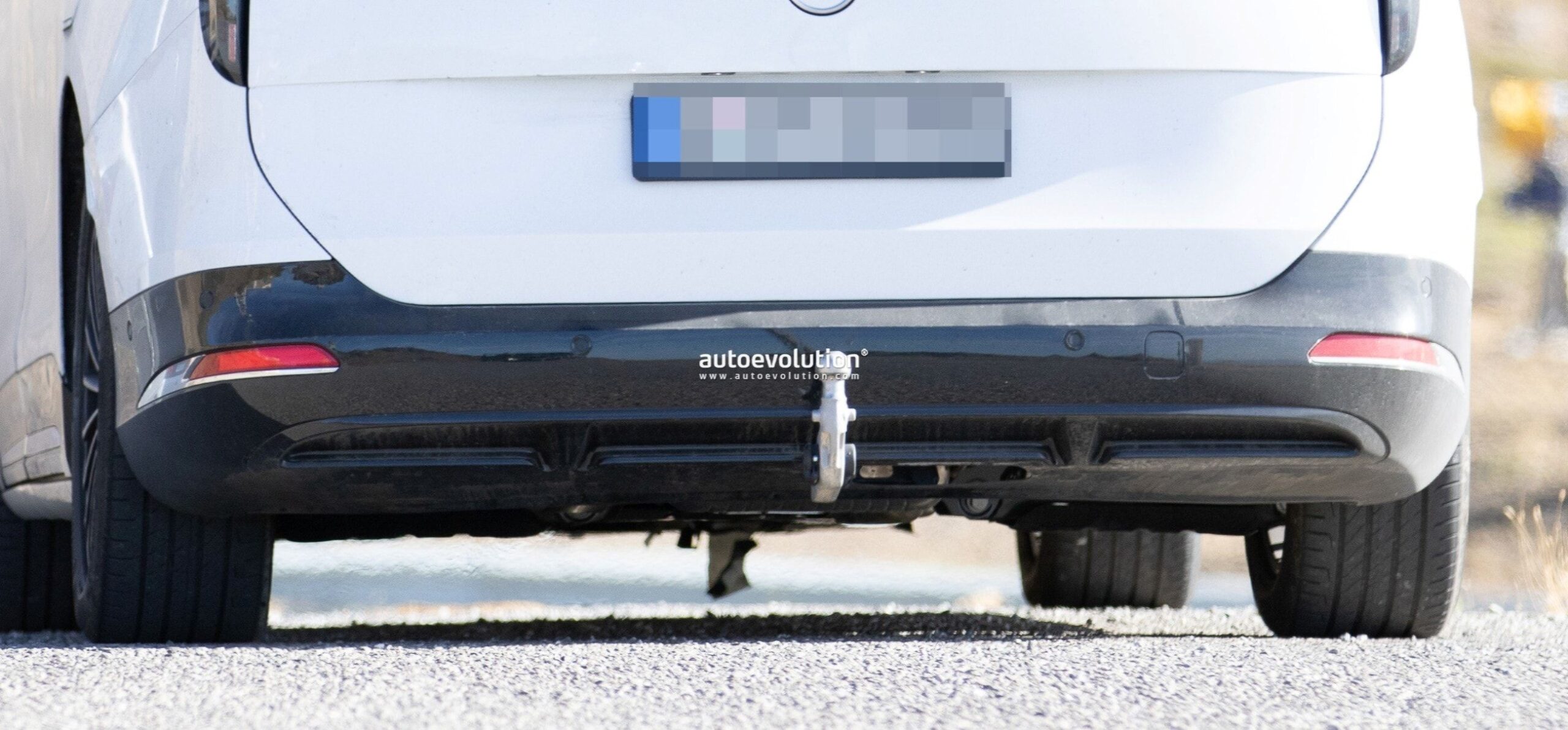 Mercedes-Benz Prepares Plug-In Hybrid Version of 2027 VLE People Carrier