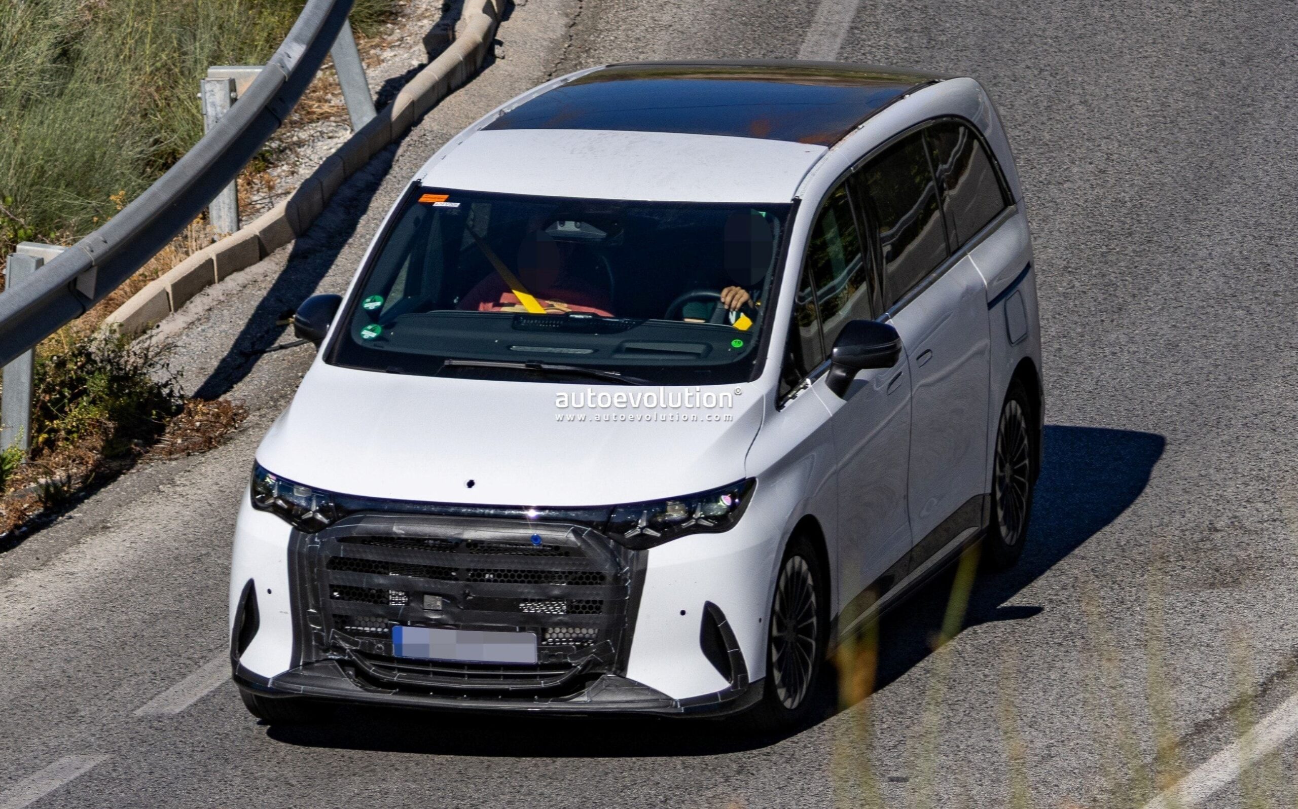 Mercedes-Benz Prepares Plug-In Hybrid Version of 2027 VLE People Carrier