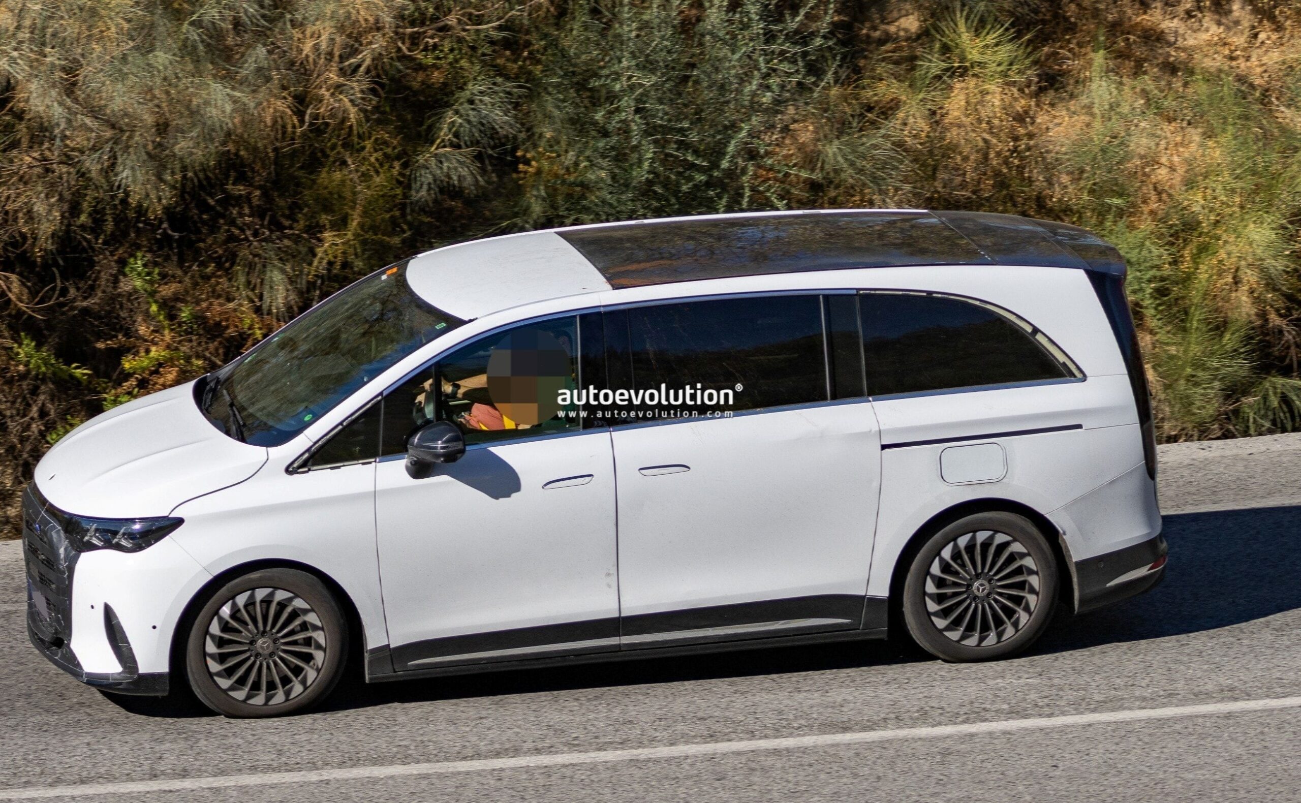 Mercedes-Benz Prepares Plug-In Hybrid Version of 2027 VLE People Carrier