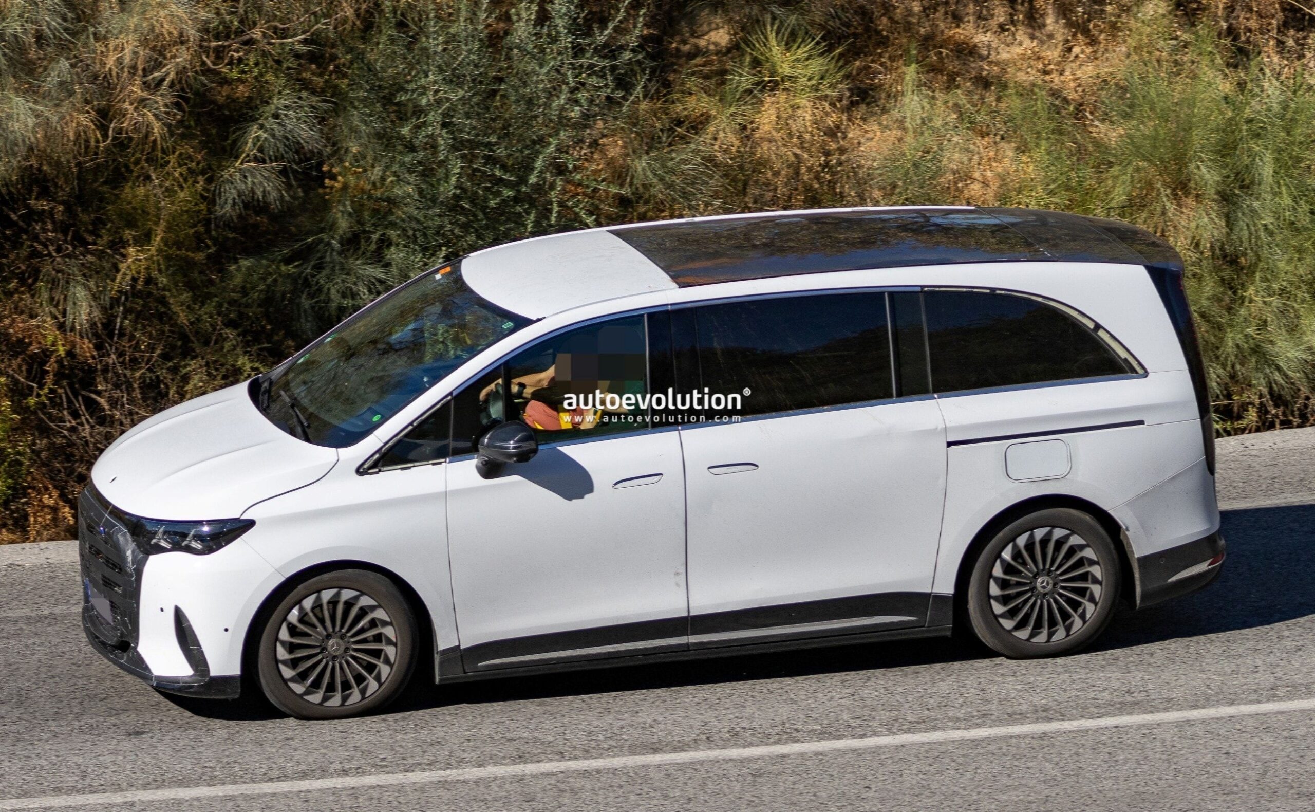 Mercedes-Benz Prepares Plug-In Hybrid Version of 2027 VLE People Carrier