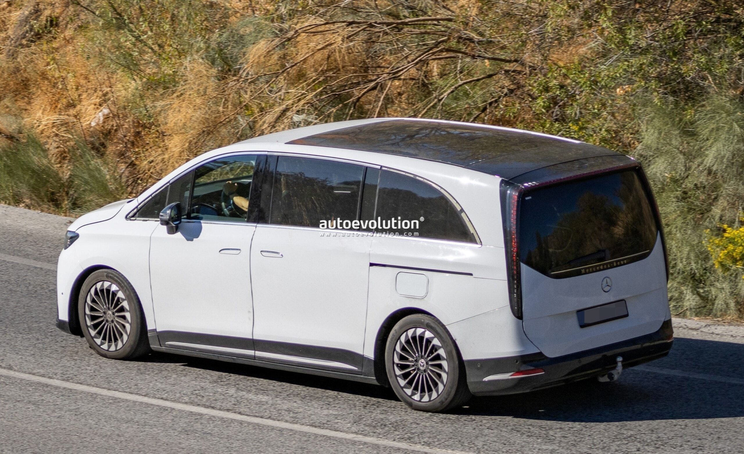Mercedes-Benz Prepares Plug-In Hybrid Version of 2027 VLE People Carrier