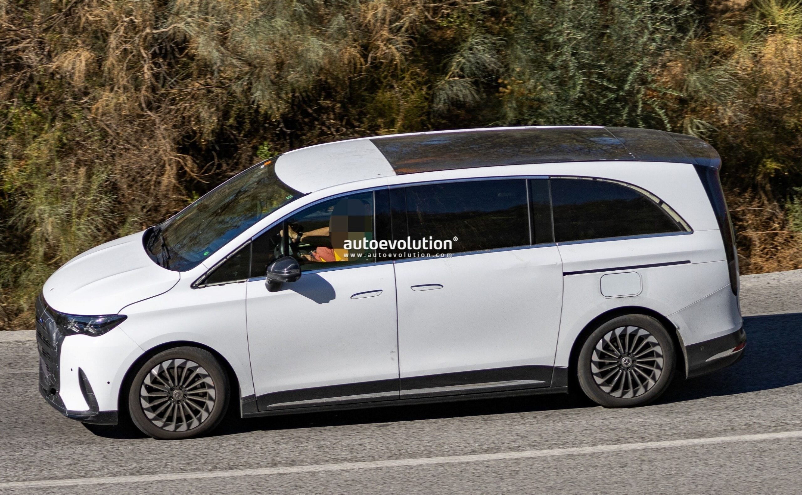 Mercedes-Benz Prepares Plug-In Hybrid Version of 2027 VLE People Carrier