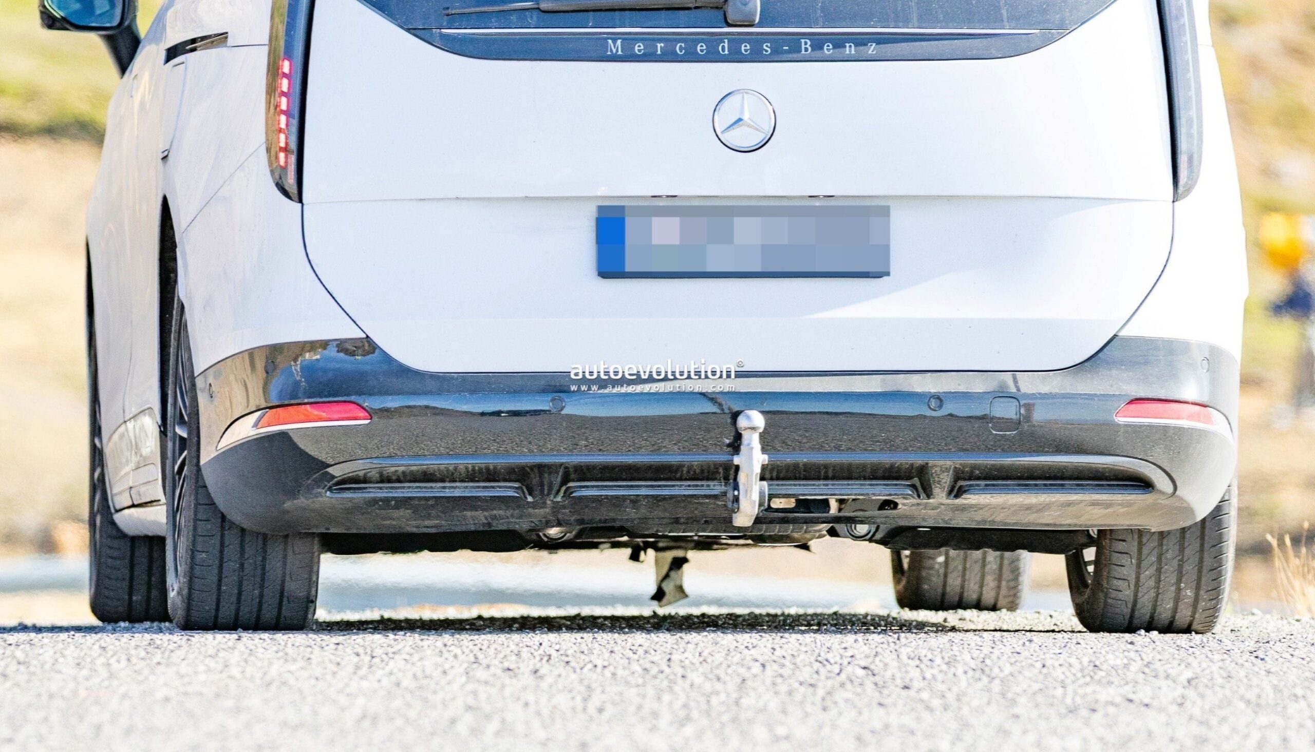 Mercedes-Benz Prepares Plug-In Hybrid Version of 2027 VLE People Carrier