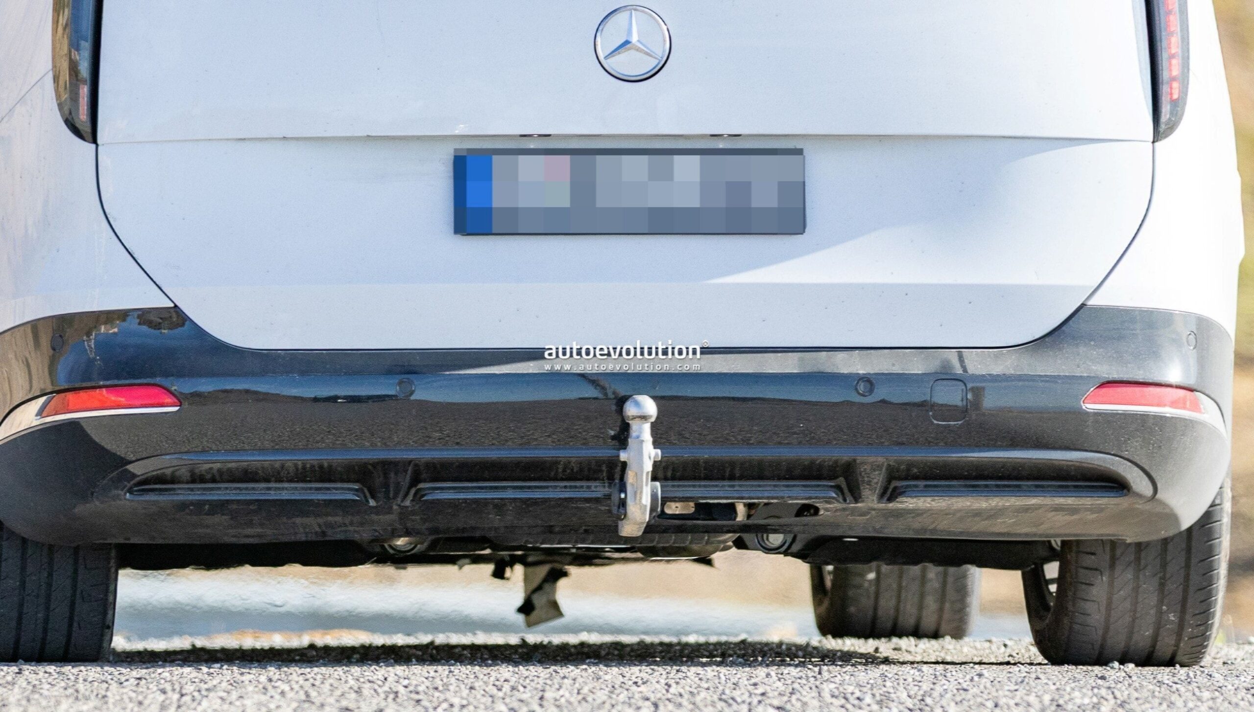 Mercedes-Benz Prepares Plug-In Hybrid Version of 2027 VLE People Carrier