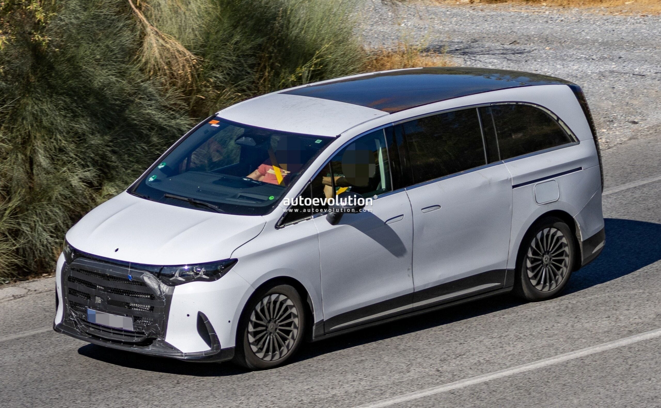 Mercedes-Benz Prepares Plug-In Hybrid Version of 2027 VLE People Carrier