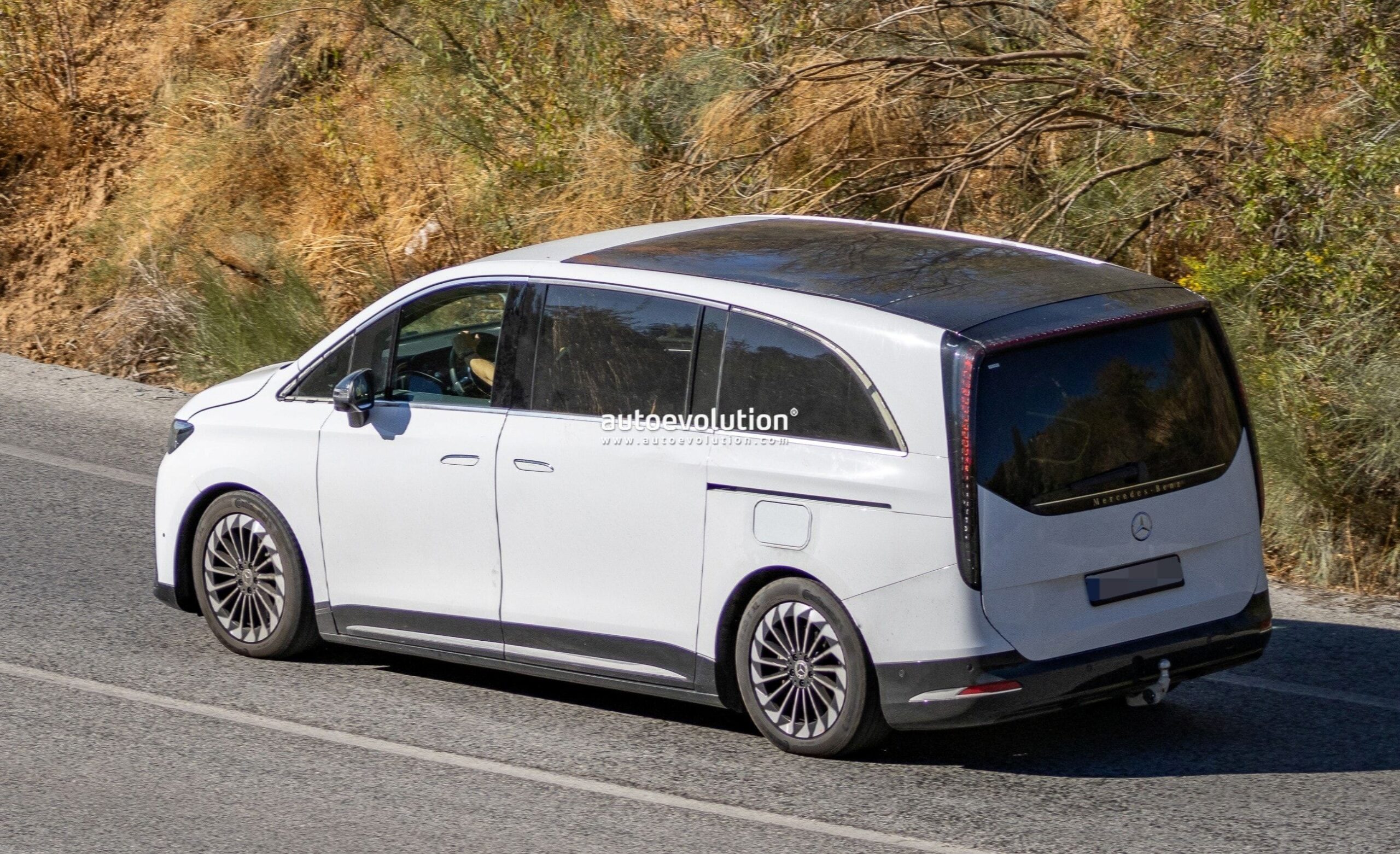 Mercedes-Benz Prepares Plug-In Hybrid Version of 2027 VLE People Carrier