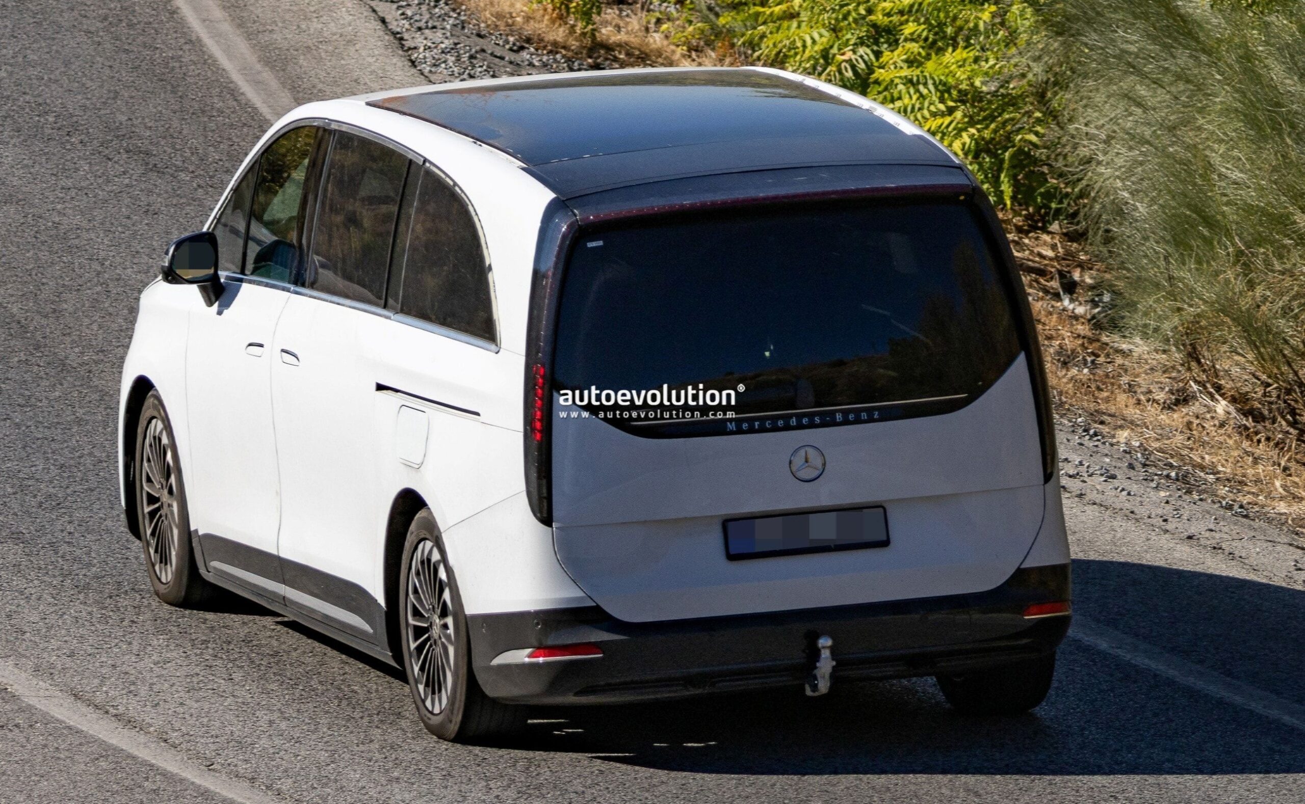 Mercedes-Benz Prepares Plug-In Hybrid Version of 2027 VLE People Carrier