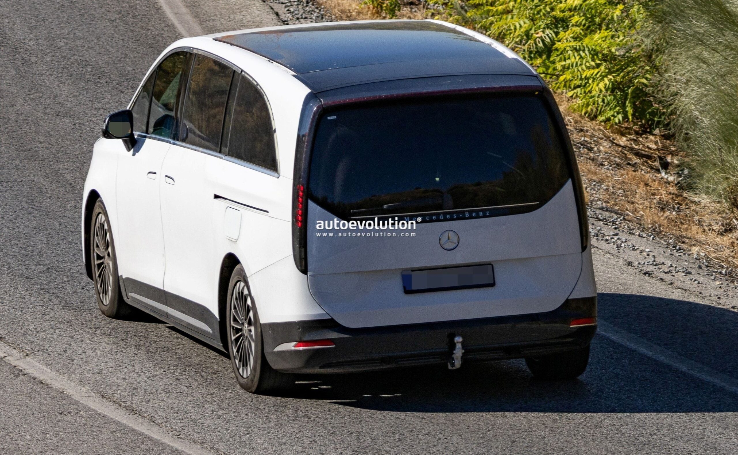Mercedes-Benz Prepares Plug-In Hybrid Version of 2027 VLE People Carrier