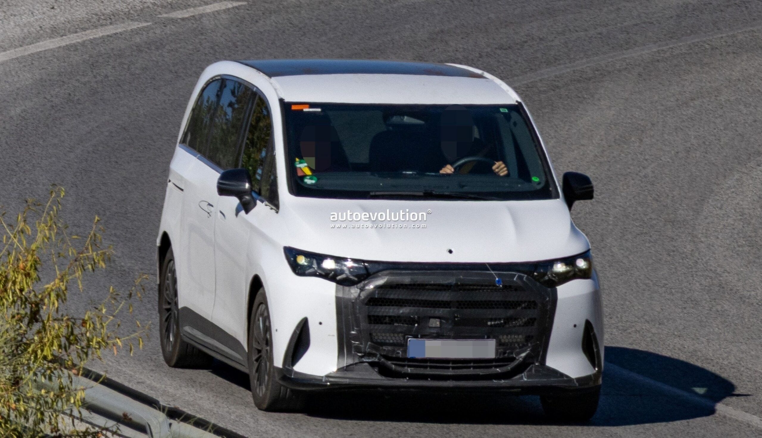 Mercedes-Benz Prepares Plug-In Hybrid Version of 2027 VLE People Carrier