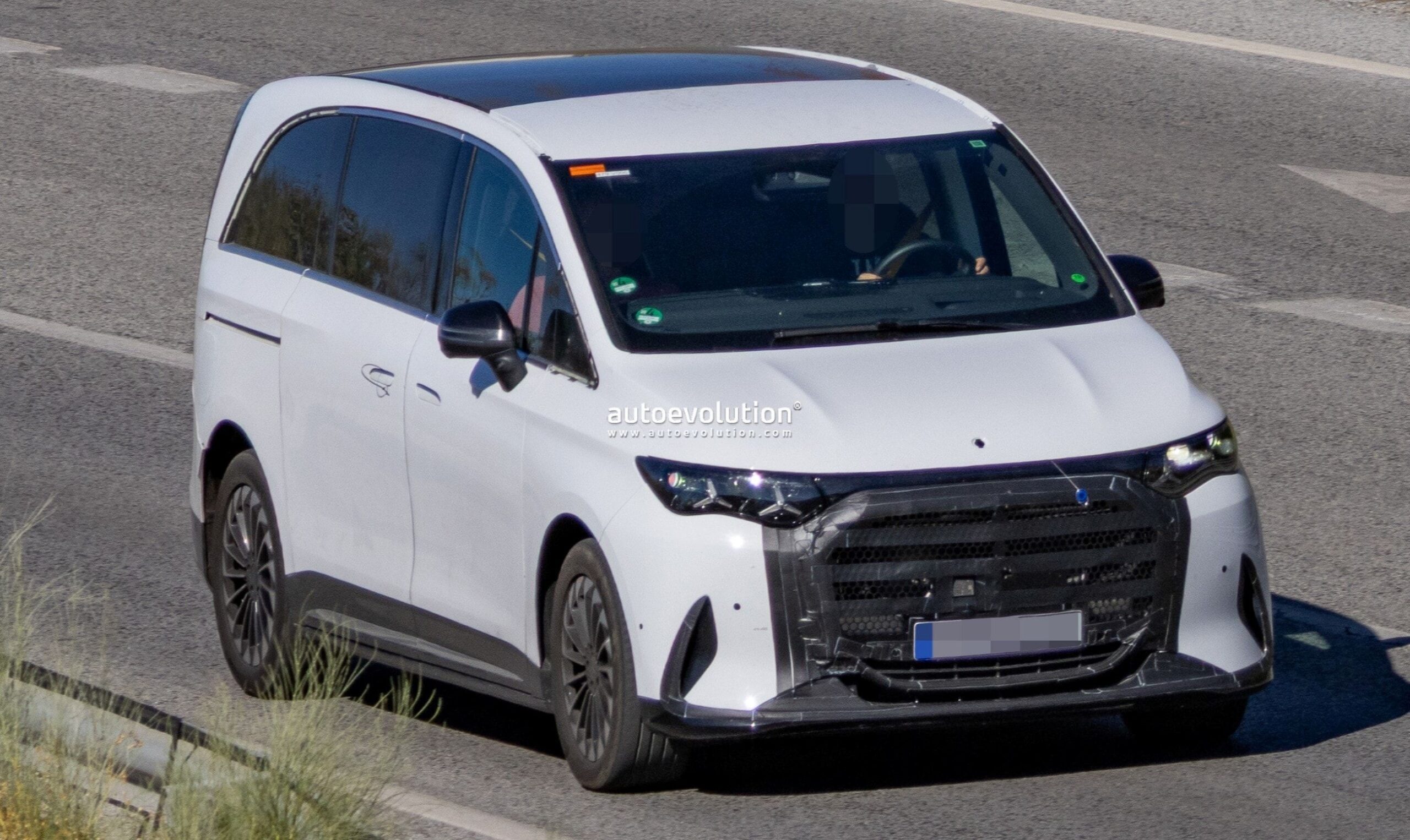 Mercedes-Benz Prepares Plug-In Hybrid Version of 2027 VLE People Carrier
