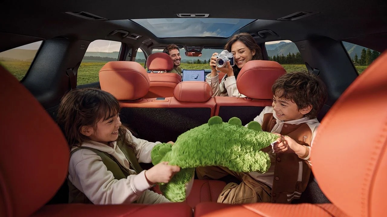 BYD Unveils Atto 8 Electric SUV with Rapid FLASH Charging and Up to 653 km Range