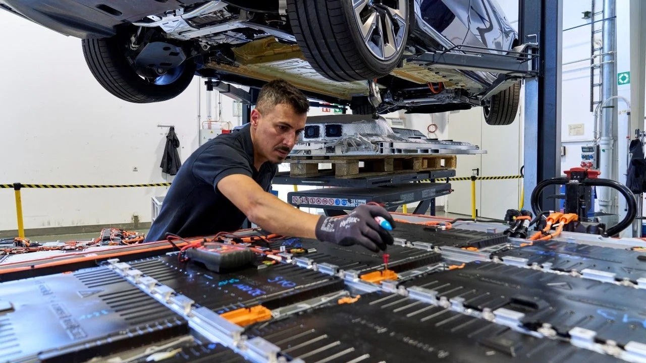 China Controls Over 73% of Global Electric Vehicle Battery Market