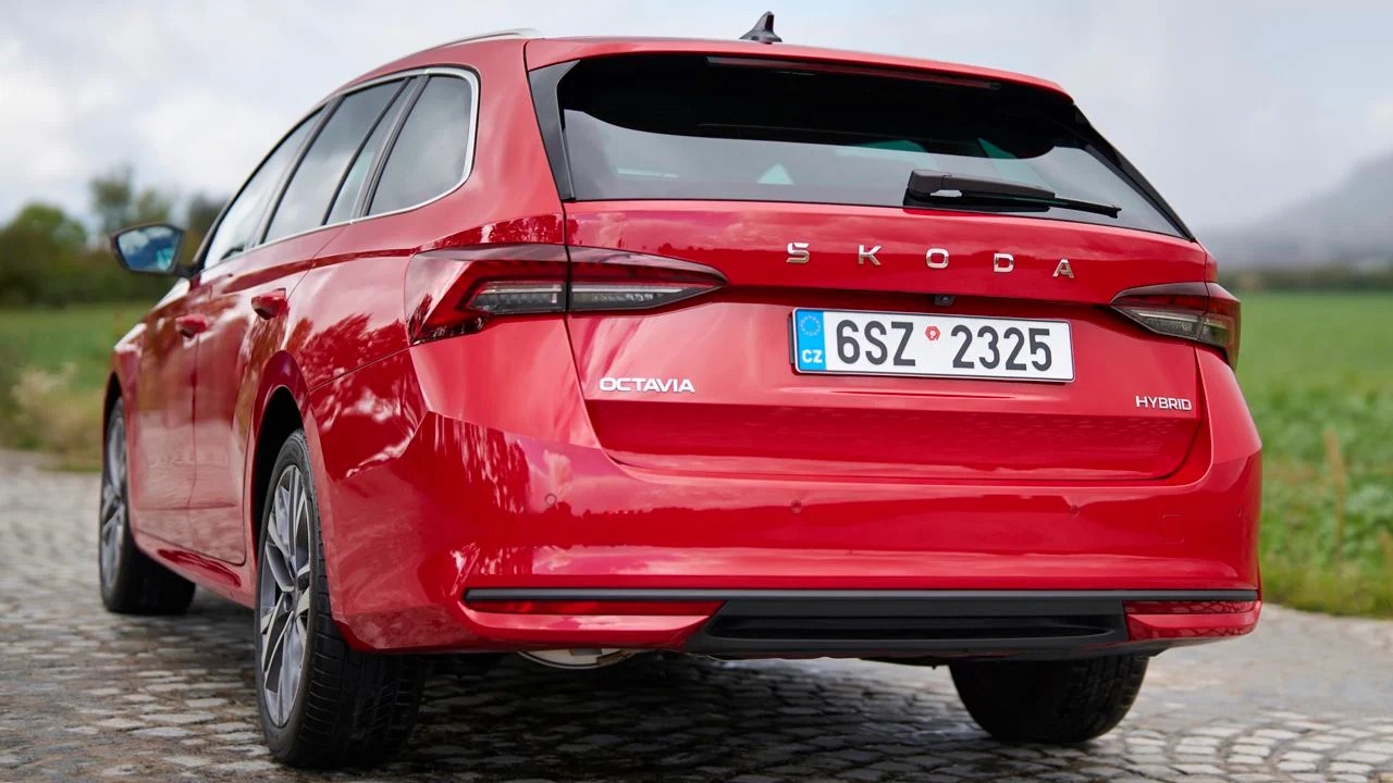 Skoda Octavia to Launch Non-Plug-In Hybrid, Sacrificing Boot Space