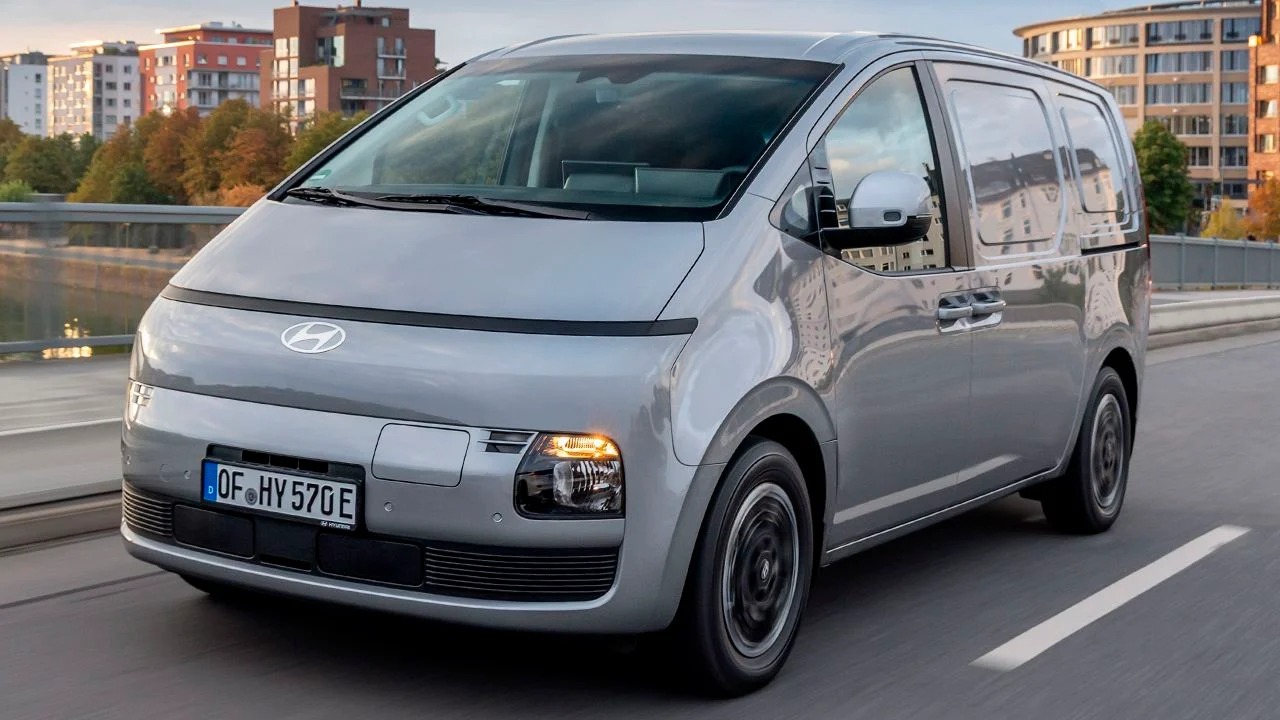 Hyundai Unveils STARIA Cargo Electric Van with 800-Volt System and 450 km Range in Paris