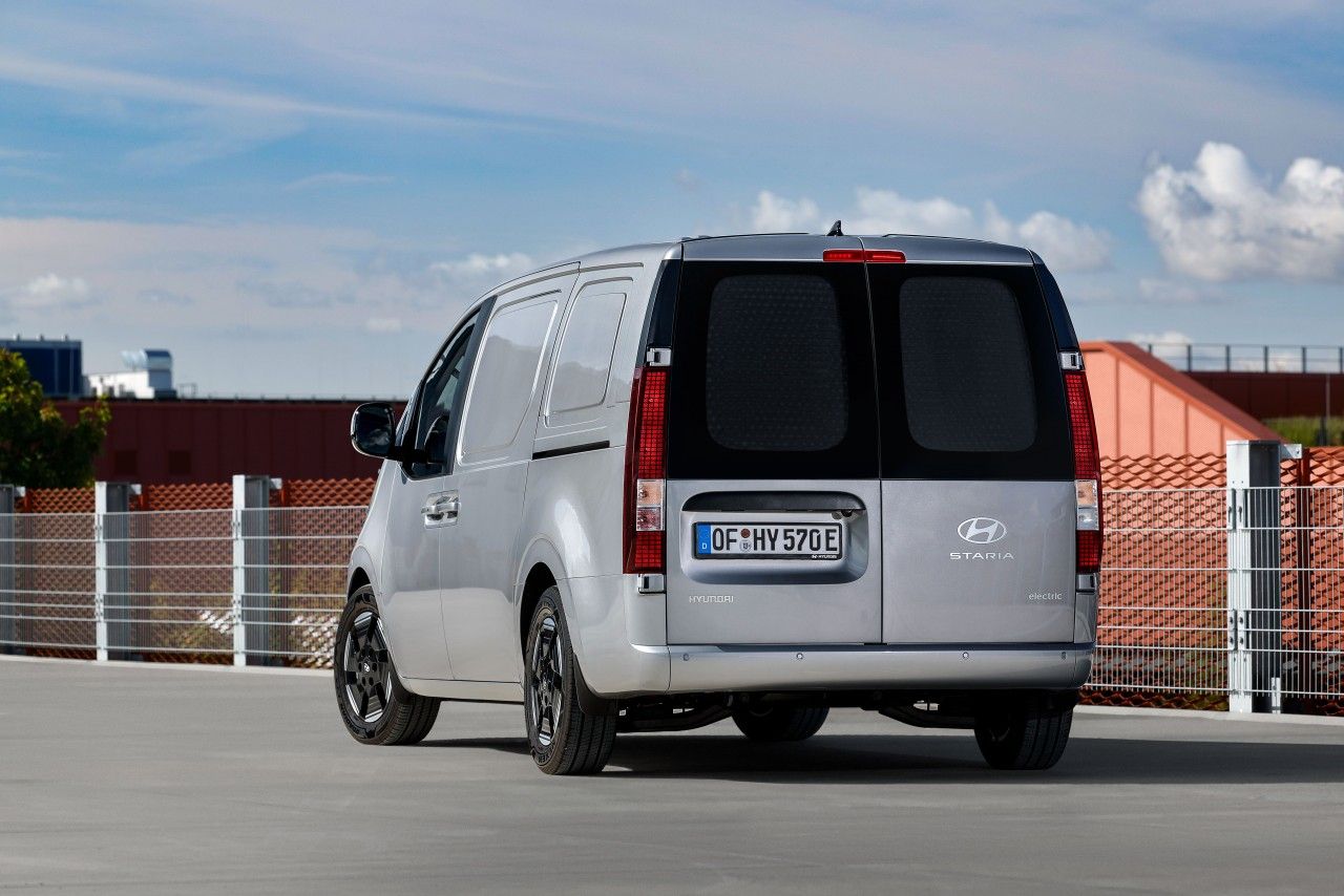 Hyundai Unveils STARIA Cargo Electric Van with 800-Volt System and 450 km Range in Paris