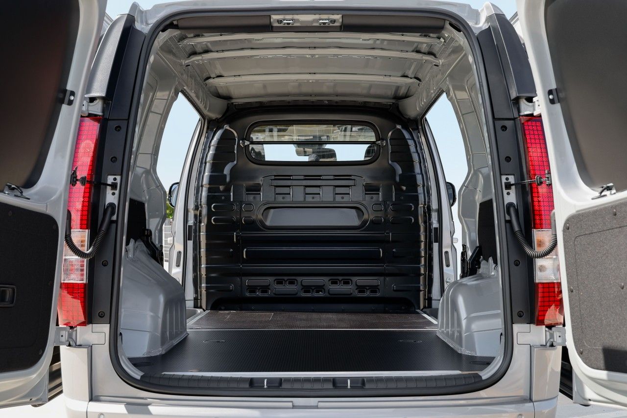 Hyundai Unveils STARIA Cargo Electric Van with 800-Volt System and 450 km Range in Paris
