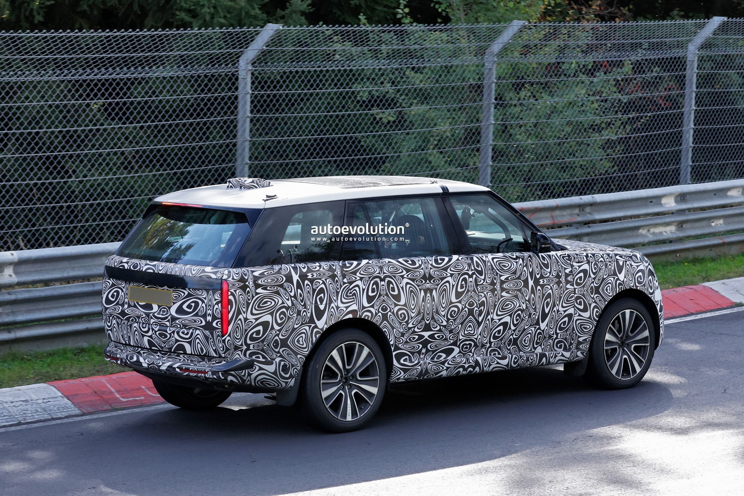 2027 Range Rover Facelift Spotted Shedding Camouflage During Testing