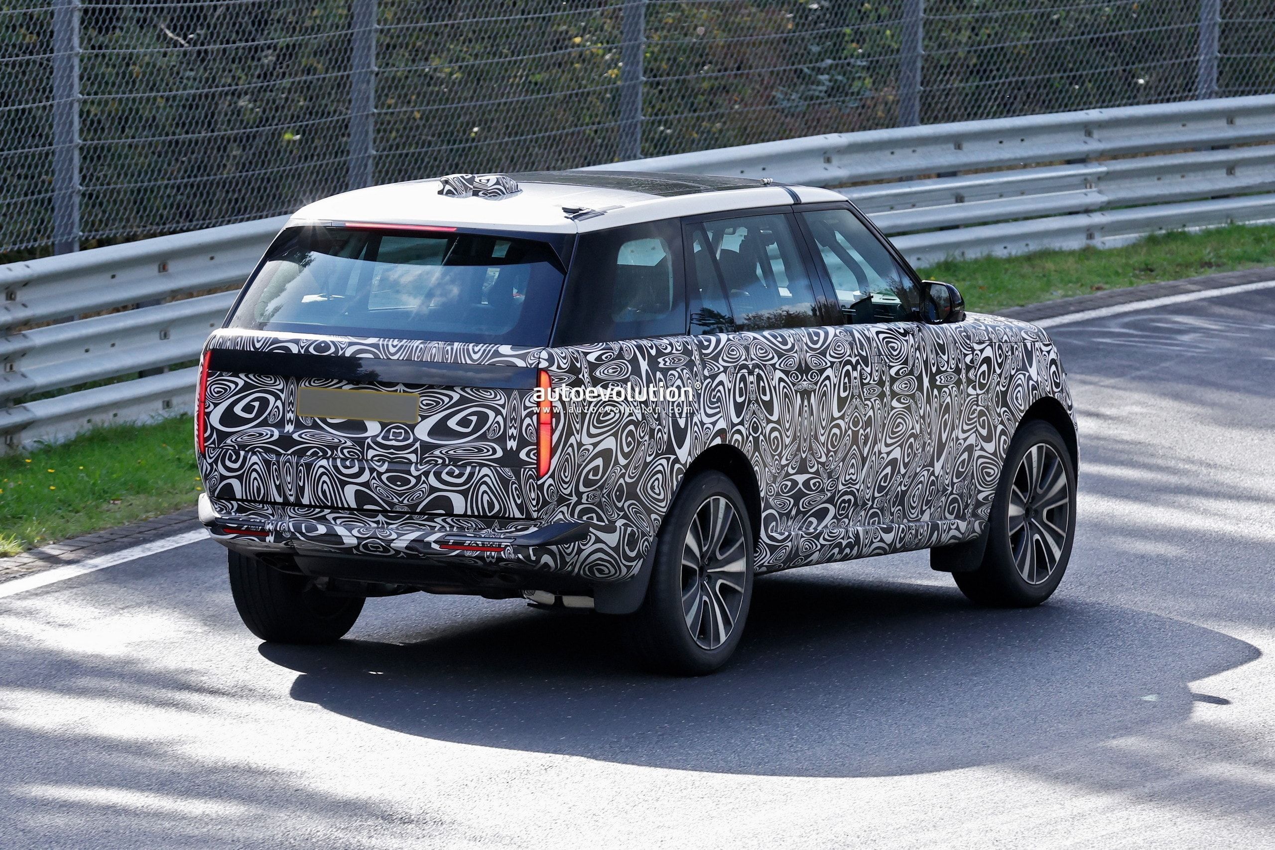 2027 Range Rover Facelift Spotted Shedding Camouflage During Testing