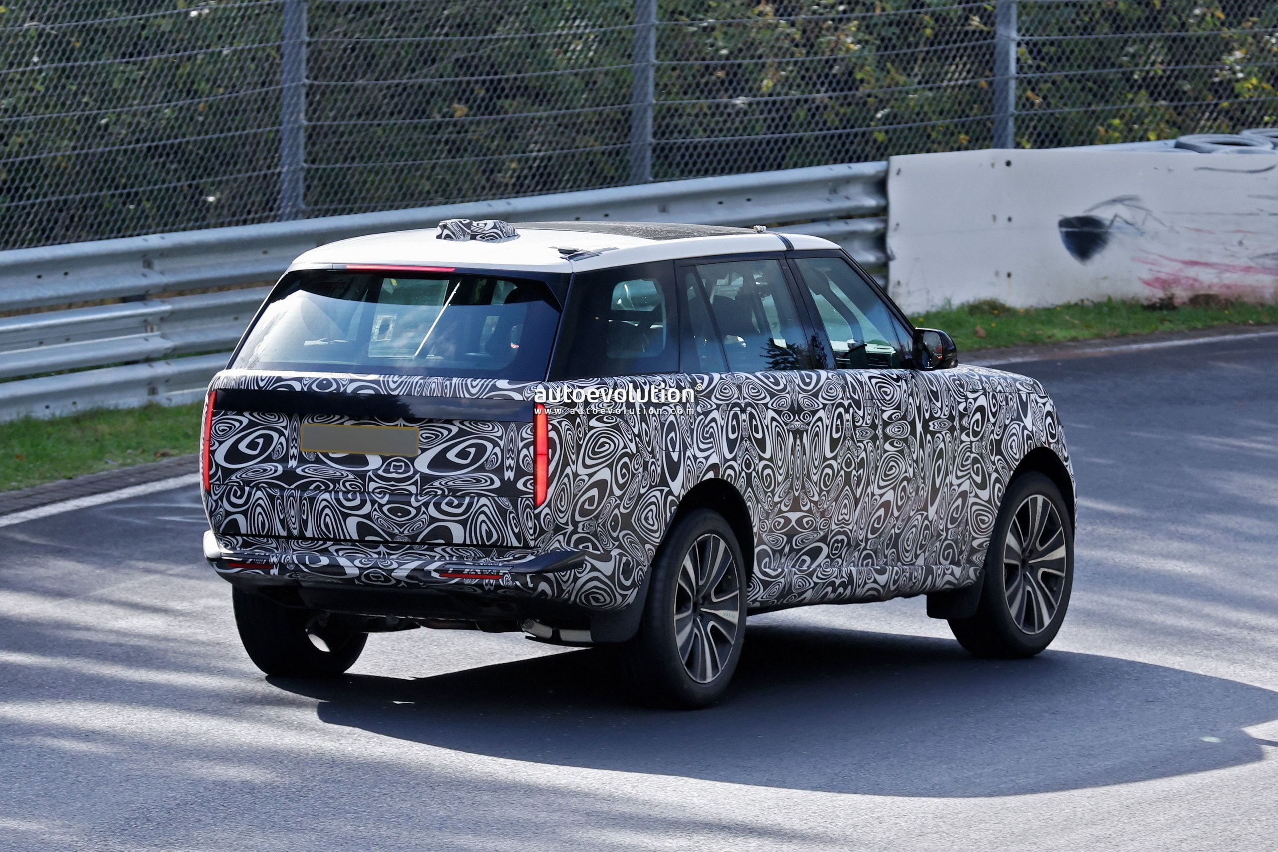 2027 Range Rover Facelift Spotted Shedding Camouflage During Testing