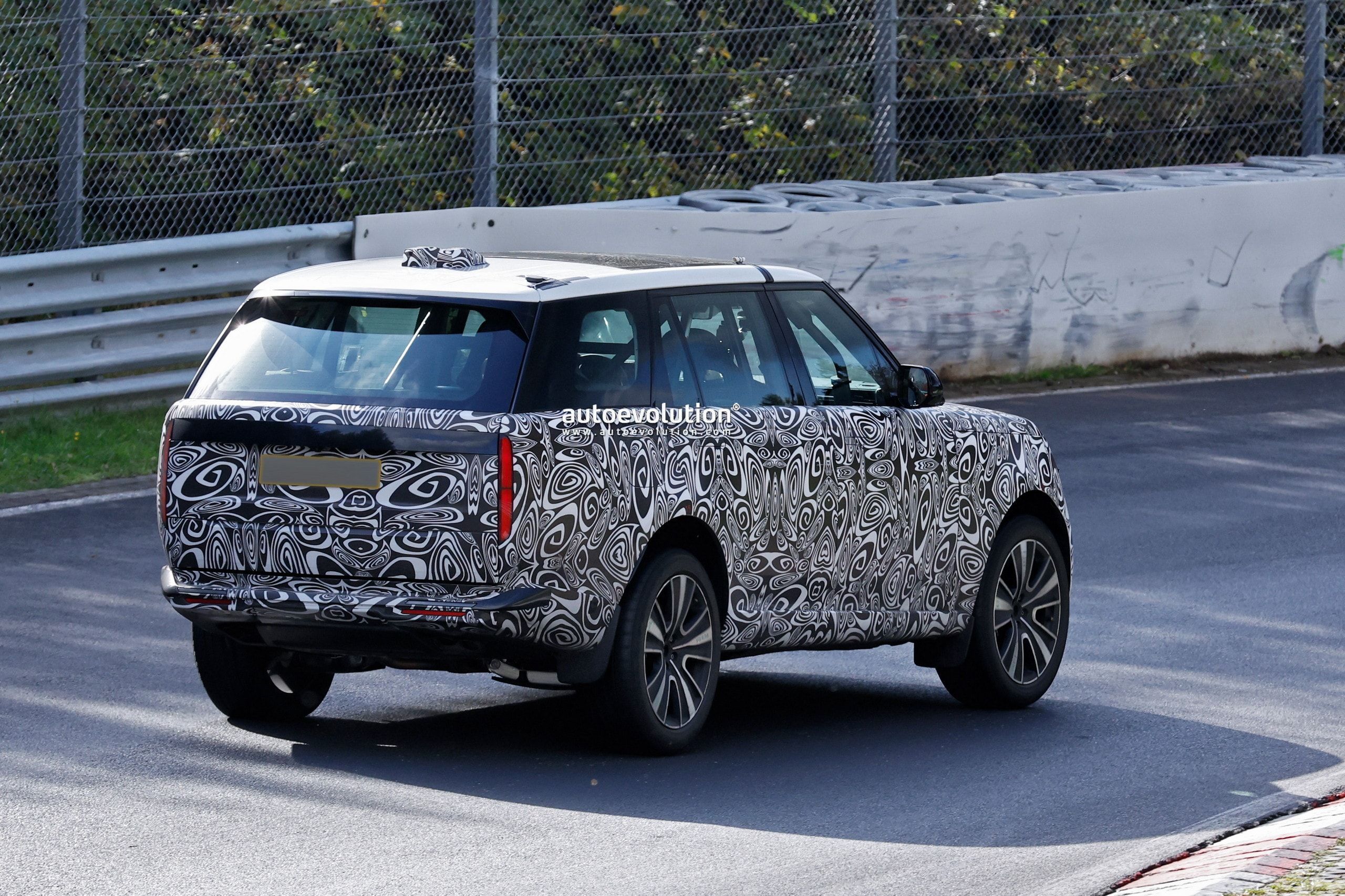 2027 Range Rover Facelift Spotted Shedding Camouflage During Testing