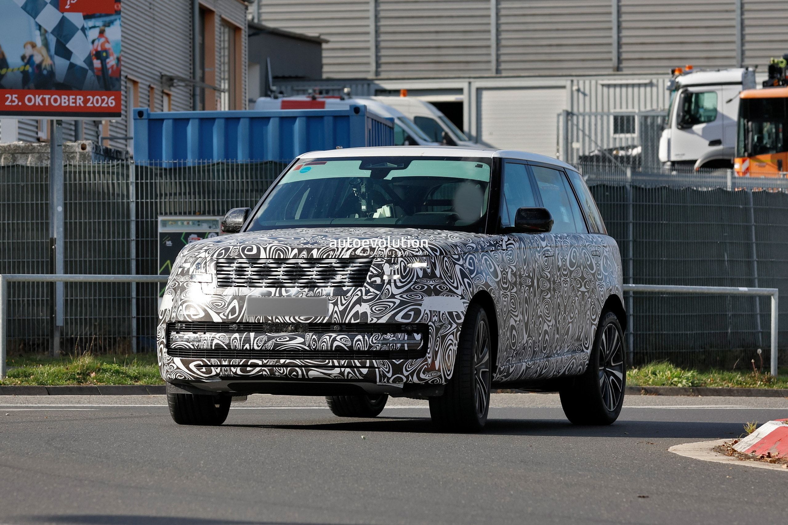 2027 Range Rover Facelift Spotted Shedding Camouflage During Testing