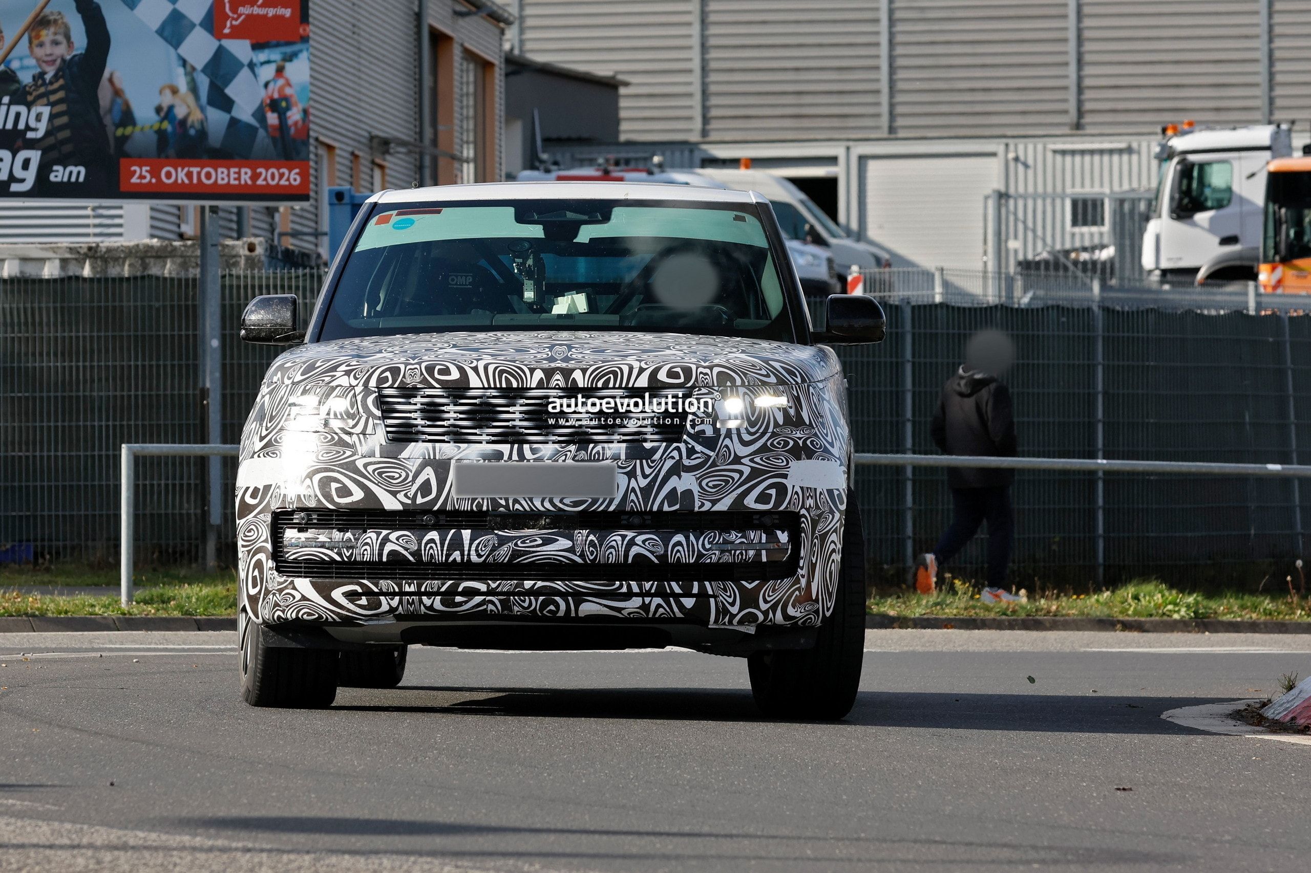 2027 Range Rover Facelift Spotted Shedding Camouflage During Testing
