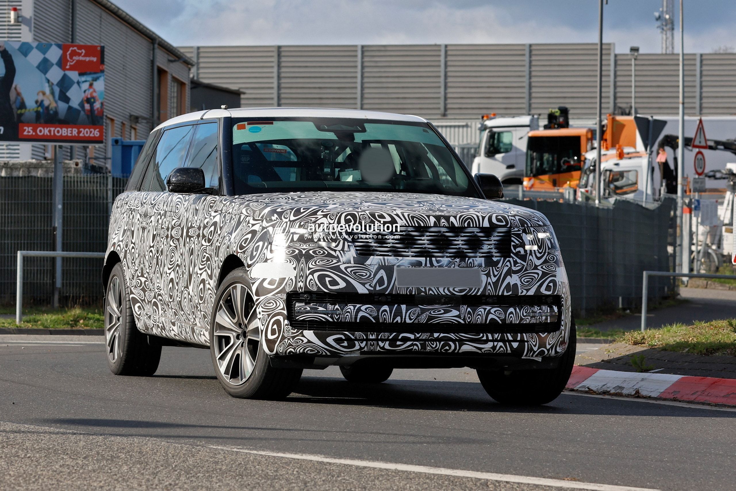 2027 Range Rover Facelift Spotted Shedding Camouflage During Testing