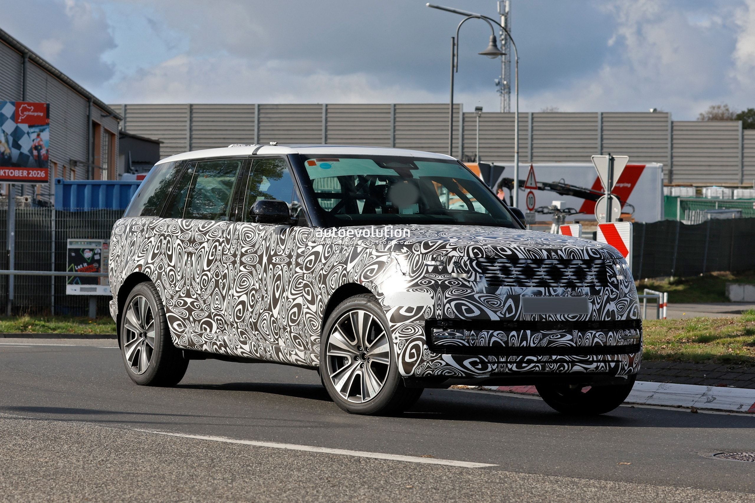 2027 Range Rover Facelift Spotted Shedding Camouflage During Testing